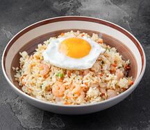 Жареный рис с креветками