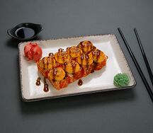 Острый ролл с лососем и крабом