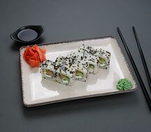 Ролл с лососем и такуаном