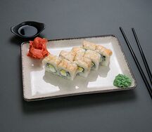 Ролл с тигровой креветкой и авокадо
