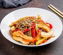 Вок с гречневой лапшой