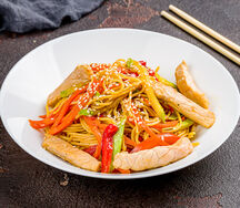 Вок с яичной лапшой