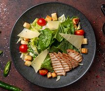 Салат Цезарь с курицей