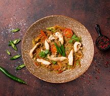 Рисовая лапша с овощами и курицей в соусе том ям