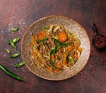 Соба с овощами, грибами и мисо соусом