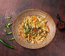 Удон с овощами, курицей и мисо соусом