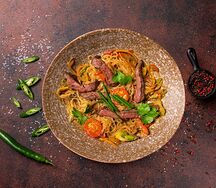 Рисовая лапша с овощами и говядиной в устричном соусе