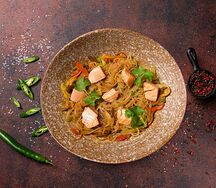 Рисовая лапша с овощами и лососем в соусе том ям