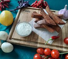 Гренки с чесночным соусом