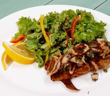Стейк карпа с жареным луком и овощным жюльеном