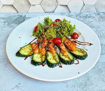 Теплый салат с семгой и кунжутом