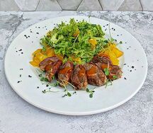 Салат с уткой, манго и апельсином