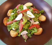Салат с индейкой, сыром и картофелем