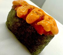 Гункан с лососем