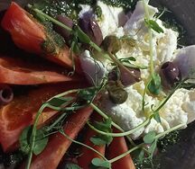 Mozzarella с томатами и оливками 