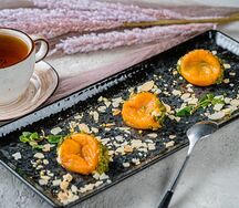 Курага со сливочным кремом, миндалем и фисташками