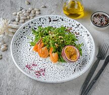 Салат с креветкми и рукколой