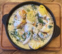Шипящая сковорода с курицей и грибами