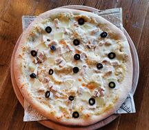 Пицца с ананасом