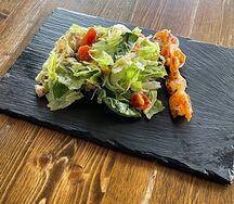 Салат Цезарь с креветками
