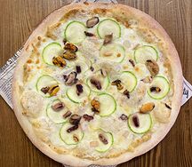 Пицца с морепродуктами и кабачками