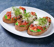 Брускетта с копченым тунцом