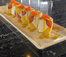 Блинный ролл с манго и клубникой