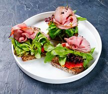 Брускетта с ростбифом и печеным перцем