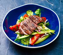 Салат с говядиной гриль и тайской заправкой