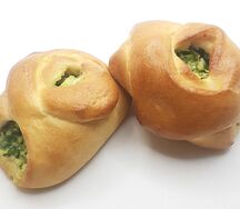 Пирожок с зелёным луком и яйцом