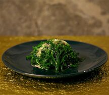 Салат чука с кунжутным соусом