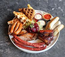Горячая мясная тарелка