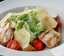 Салат цезарь с курицей