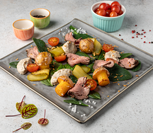 Теплый салат с ростбифом и грибным соусом