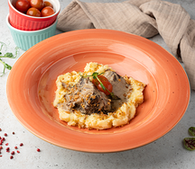 Нежные телячьи щечки томленые в мясном соусе с мятым картофилем и луком фри