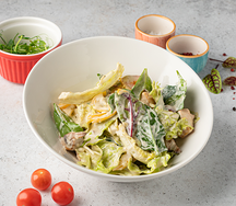 Теплый салат с курицей и грибами в соусе блю чиз