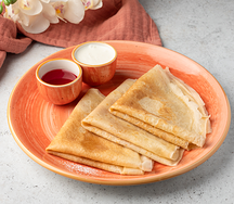 Блинчики со сметаной и вареньем