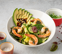 Микс-салат с креветками и авокадо в соусе манго