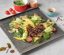 Микс салат с копченым угрем и авокадо