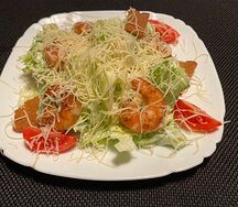 Салат Цезарь с креветками