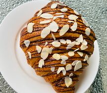 Круассан с шоколадом