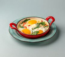 Яичница Шакшука со шпинатом и овощами