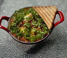 Яичница Шакшука мясная с луком и помидорами