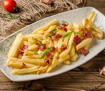 Картофель фри с беконом и зеленым луком