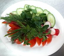 Овощная корзинка с чесночным соусом