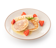 Оладьи с бананом, клубникой и сгущенным молоком