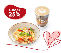 Скрэмбл с беконом, пармезаном и томатами и Капучино