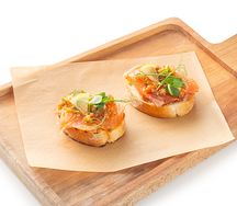 Тапас со слабосоленым лососем и соусом чимичурри