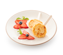 Сырники с яблочной начинкой и свежими ягодами