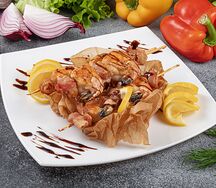 Жареные креветки на шпажках с беконом